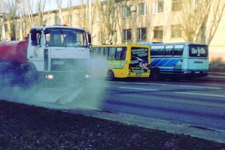 Спецтехника ежедневно убирает и моет одесские улицы (фото)