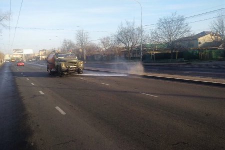 Спецтехника ежедневно убирает и моет одесские улицы (фото)