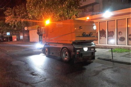 Спецтехника ежедневно убирает и моет одесские улицы (фото)