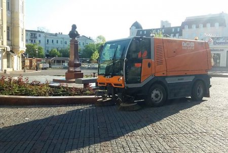 Спецтехника ежедневно убирает и моет одесские улицы (фото)
