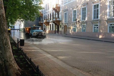 Спецтехника ежедневно убирает и моет одесские улицы (фото)