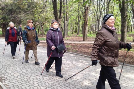 Одесские пенсионеры осваивают ходьбу по-скандинавски (фото)