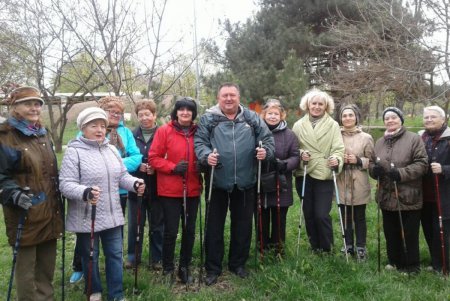 Одесские пенсионеры осваивают ходьбу по-скандинавски (фото)