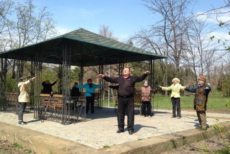 Одесские пенсионеры осваивают ходьбу по-скандинавски (фото)