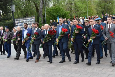 К памятнику Неизвестному матросу возложили цветы по случаю Дня памяти и примирения (фото)