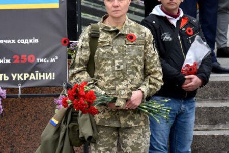 К памятнику Неизвестному матросу возложили цветы по случаю Дня памяти и примирения (фото)