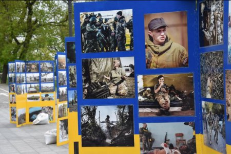 К памятнику Неизвестному матросу возложили цветы по случаю Дня памяти и примирения (фото)