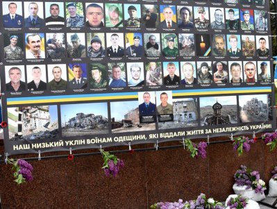 К памятнику Неизвестному матросу возложили цветы по случаю Дня памяти и примирения (фото)