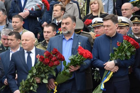 К памятнику Неизвестному матросу возложили цветы по случаю Дня памяти и примирения (фото)