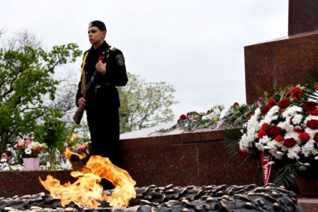 К памятнику Неизвестному матросу возложили цветы по случаю Дня памяти и примирения (фото)