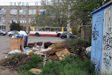 За нарушения правил благоустройства города всего за два дня выписано почти 30 предписаний (фото)