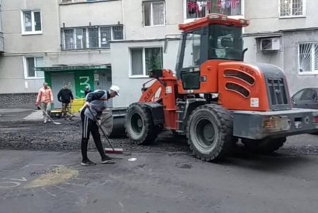 В Киевском районе ремонтируют межквартальный проезд на проспекте Небесной Сотни (фото)