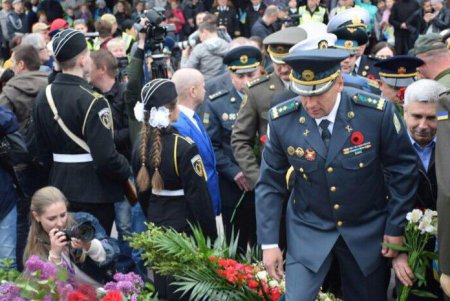 В День Победы одесситы приносят цветы на Аллею славы (фото)