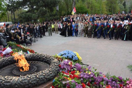 В День Победы одесситы приносят цветы на Аллею славы (фото)