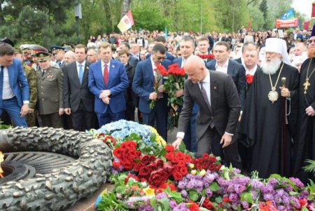 В День Победы одесситы приносят цветы на Аллею славы (фото)