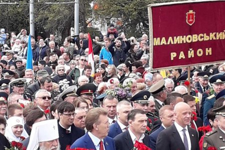 У стеллы «Крылья Победы» прошло возложение цветов (фото)