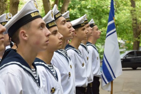 Одесские военные моряки поздравили ветерана-морского пехотинца с Днем победы (фото)