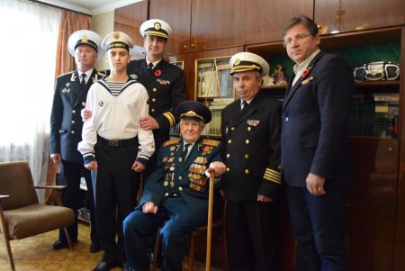 Одесские военные моряки поздравили ветерана-морского пехотинца с Днем победы (фото)