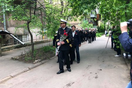 Одесские военные моряки поздравили ветерана-морского пехотинца с Днем победы (фото)