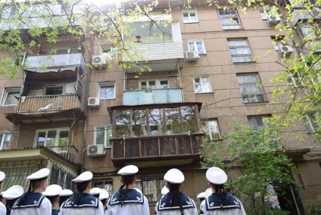 Одесские военные моряки поздравили ветерана-морского пехотинца с Днем победы (фото)