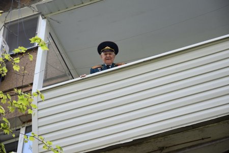 Одесские военные моряки поздравили ветерана-морского пехотинца с Днем победы (фото)