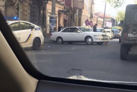 На Канатной автомобиль врезался в дерево (фото)