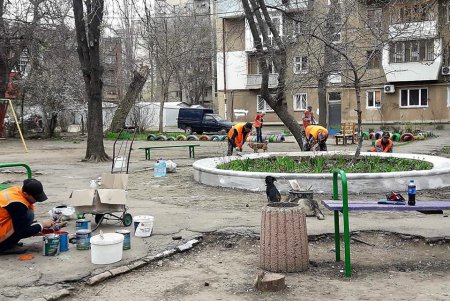 Коммунальщики ремонтируют подъезды домов и детские площадки в одесских дворах (фото)