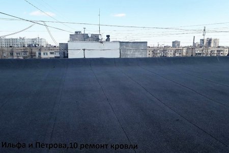 Коммунальщики ремонтируют подъезды домов и детские площадки в одесских дворах (фото)