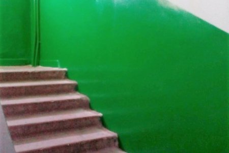 Коммунальщики ремонтируют подъезды домов и детские площадки в одесских дворах (фото)