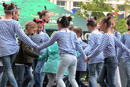 Третий ежегодный весенний фестиваль «Акация Фест» стартовал под дождем (фоторепортаж)