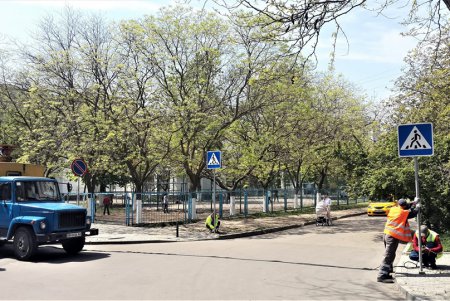 Дорожное движение возле школ на Таирова сделали более безопасным (фото)