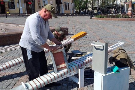 Коммунальщики восстановили испорченные вандалами Led качели на Греческой площади (фото)