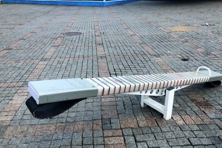 Коммунальщики восстановили испорченные вандалами Led качели на Греческой площади (фото)