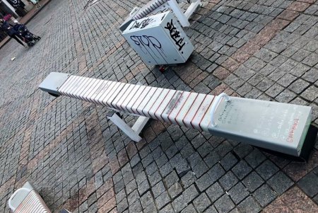 Коммунальщики восстановили испорченные вандалами Led качели на Греческой площади (фото)