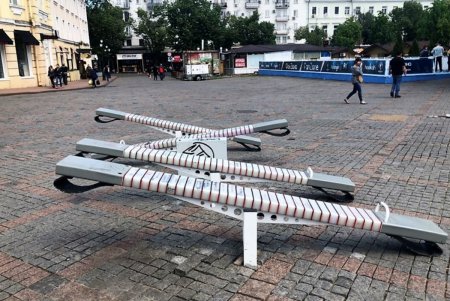 Коммунальщики восстановили испорченные вандалами Led качели на Греческой площади (фото)
