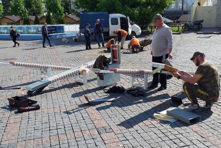 Коммунальщики восстановили испорченные вандалами Led качели на Греческой площади (фото)