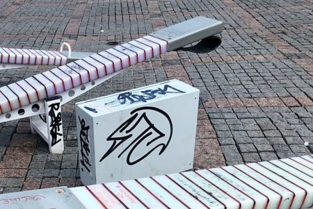 Коммунальщики восстановили испорченные вандалами Led качели на Греческой площади (фото)