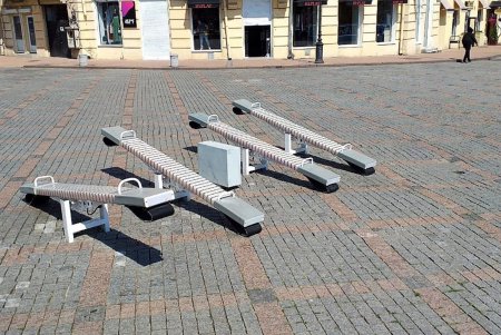 Коммунальщики восстановили испорченные вандалами Led качели на Греческой площади (фото)