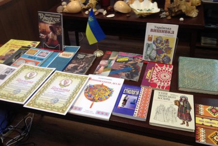 В библиотеке имени Паустовского состоялся благотворительный показ уникальных вышитых картин и одежды (фото)