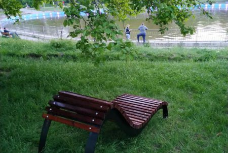 В парке Победы появилась необычная скамейка (фото)