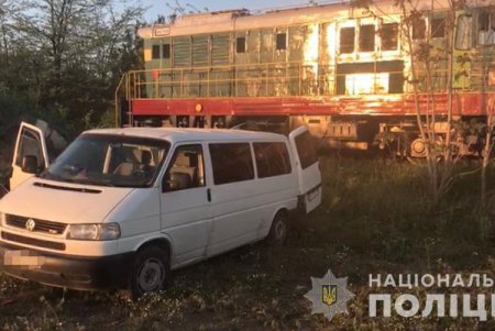 Сотрудники железной дороги слили с тепловоза две тонны горючего (фото, видео)