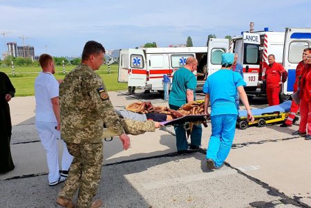 Борт с ранеными на Донбассе бойцами прибыл в Одессу (фото)
