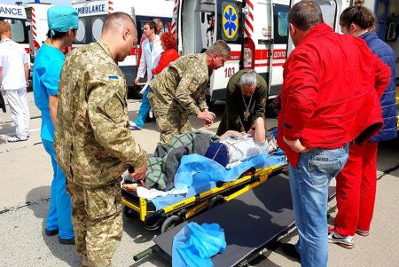 Борт с ранеными на Донбассе бойцами прибыл в Одессу (фото)