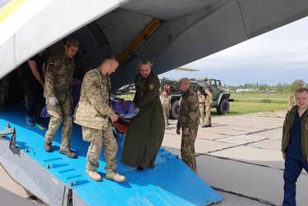 Борт с ранеными на Донбассе бойцами прибыл в Одессу (фото)
