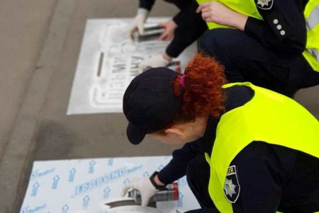 Одесские патрульные пишут на тротуарах предупреждения для пешеходов (фото)
