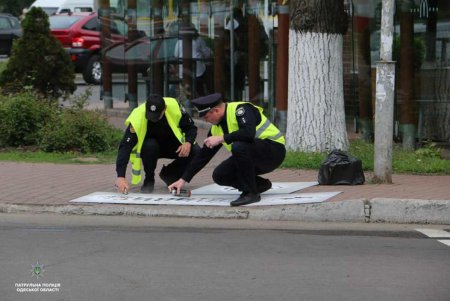 Одесские патрульные пишут на тротуарах предупреждения для пешеходов (фото)
