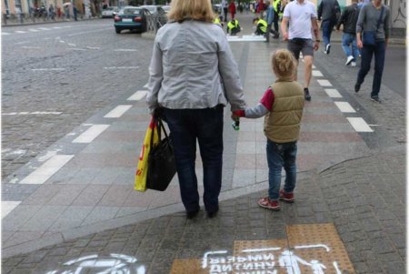 Одесские патрульные пишут на тротуарах предупреждения для пешеходов (фото)