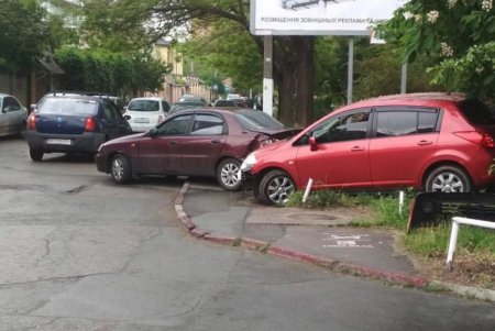 На Тенистой произошло ДТП с участием двух иномарок (фото) 