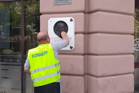 С мемориальной доски Льву Пушкину удалили надписи, оставленные вандалами (фото)