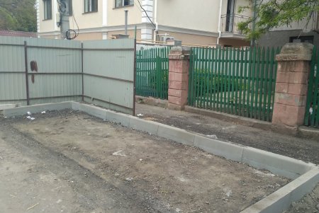 Сразу в трех районах города ремонтируют тротуары (фото)
